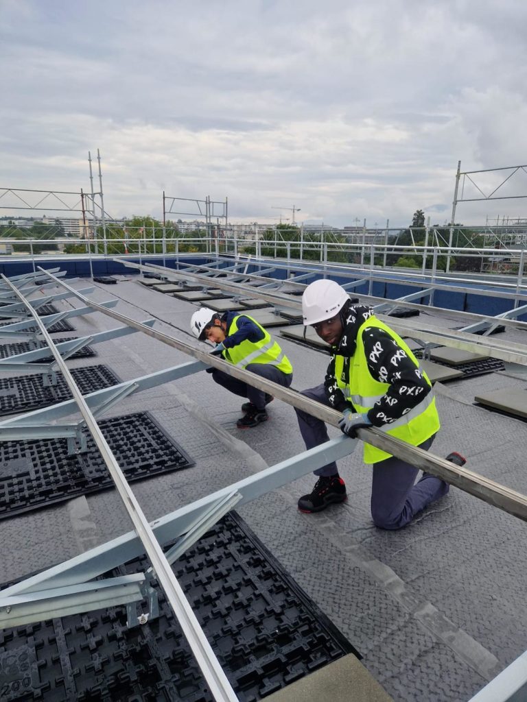 équipe d'apprentis installateurs solaires CFC chez PrimeEnergy